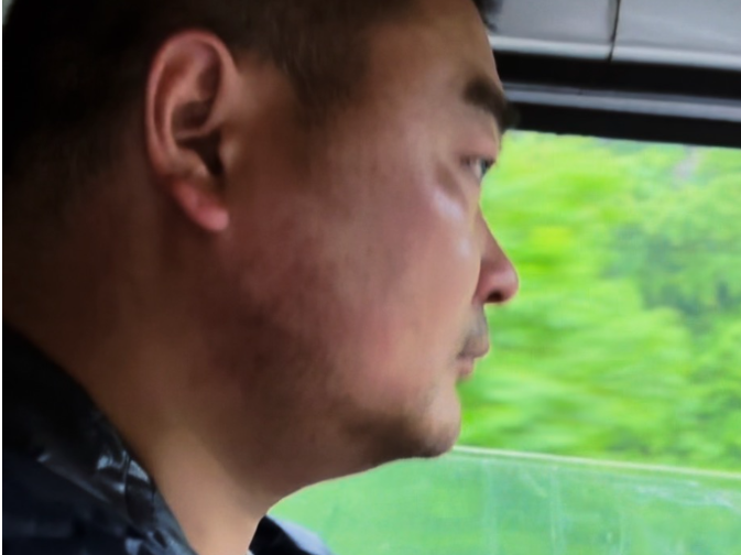 石门壶瓶山镇受灾村民薛凯每天义务开车搬运救灾物资，抹泪道“比我受损严重的还有很多”