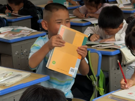被冲走的课本又“回来”了，石门受灾学校收到了捐赠的教材，“每一个小朋友都有”