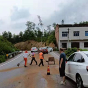 双峰公路：冒雨处理油污路面 维护路产