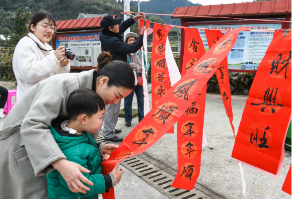 【每日一图@湖南】写春联，送祝福，中方县文联送文化下乡