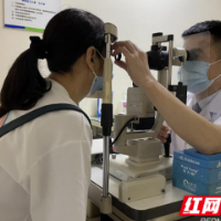 61岁阿姨患2000度近视，竟然诱发了这种致盲眼病
