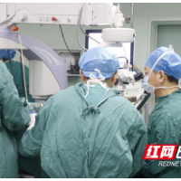 当眼睛出现问题别乱点药 对症下药是关键