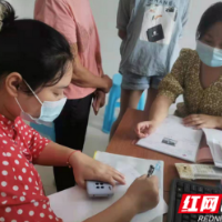 无声的世界有声的关爱 “纸笔传声”搭建沟通桥梁