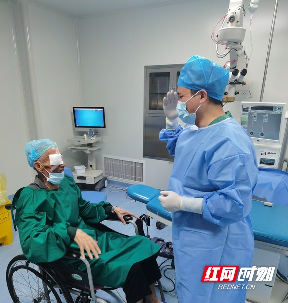 胡栋院长向李新民老人致敬.wm.jpg