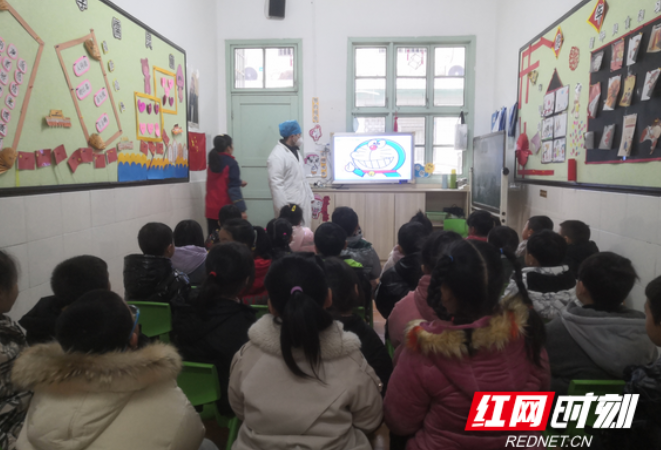 张家界:有“氟”同享 600多名萌娃齐齐穿上“护牙铠甲”