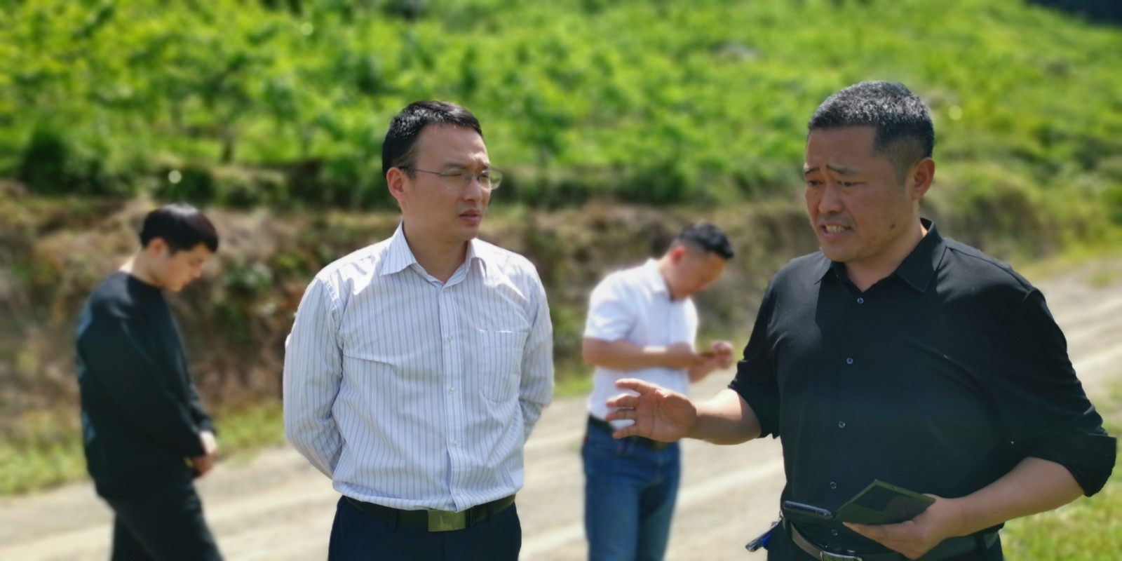 万东到青龙溪村调研乡村振兴工作