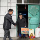 湖南省供销社驻古丈县长潭村工作队开展迎新春送温暖活动