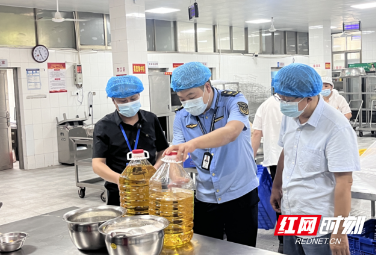 邵阳市场监管携手多方力量 “你点我检”守护邵阳学子“开学第一餐”