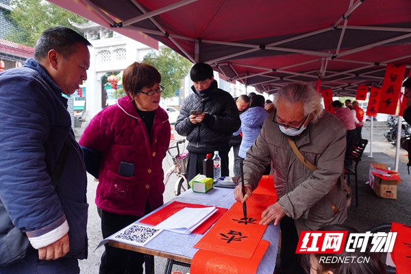 年味十足暖人心 邵阳市松坡图书馆举办 “我们的节日·春节”文化惠民送春联活动(图2)