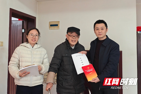 邵阳市救助管理站慰问退休党员和退休困难职工