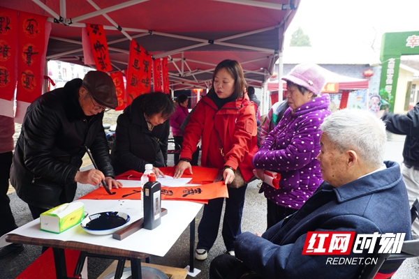年味十足暖人心 邵阳市松坡图书馆举办 “我们的节日·春节”文化惠民送春联活动(图3)