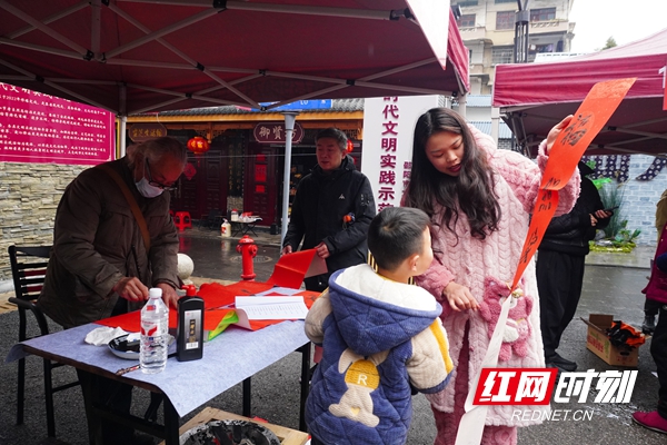 年味十足暖人心 邵阳市松坡图书馆举办 “我们的节日·春节”文化惠民送春联活动(图4)