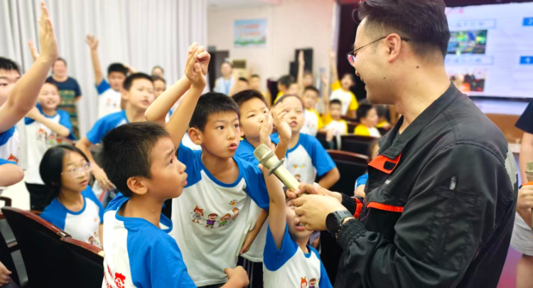 吉利汽车劳模肖柳清走进湘潭青少年宫，以匠心传承点亮“汽”梦未来