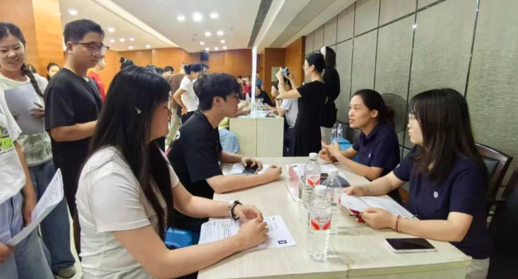 湖南医疗器械产业学院举办湘潭医卫职院2026届毕业生专场招聘会