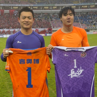 特写丨邓子豪、言奥博赛后交换球衣 湘超赛场再续队友师徒情