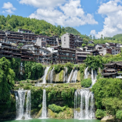 文旅出海“圈粉”全球游客 芙蓉镇的蝶变之路