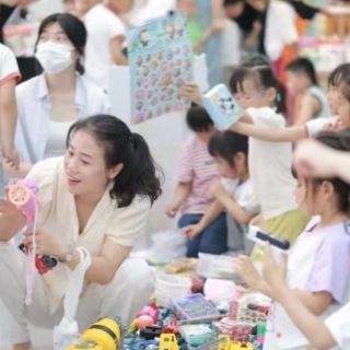 萌娃义卖传递爱心 浏阳市新翼幼儿园举办跳蚤市场暨爱心捐赠活动