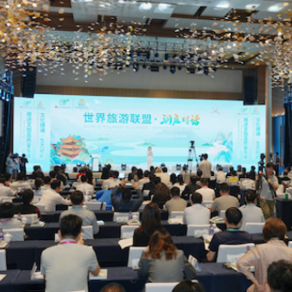 2025世界旅游联盟·洞庭对话在岳阳举行 共绘生态文旅新蓝图