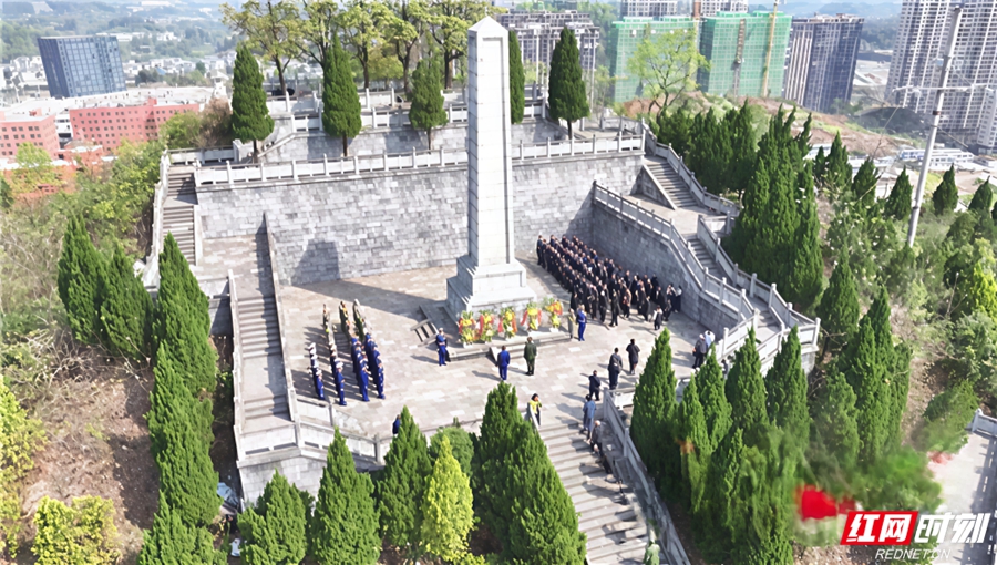凤凰县革命烈士陵园.jpg