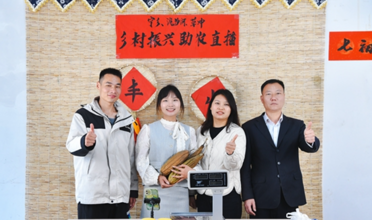 平凡的主播①丨我是初七：“城市逃兵”要把家乡农产品送进城