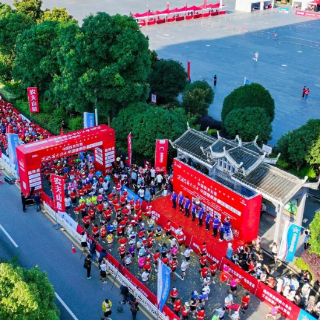 湖南靖州首迎大型路跑赛事 “薪火传承·中国健康跑”展现民族风情