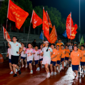 “长马公益校园行荧光欢乐跑”在长沙市实验中学开跑