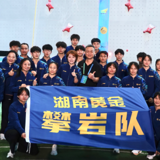 全锦赛湖南黄金攀岩队邓丽娟夺金 伍鹏久别赛场摘银
