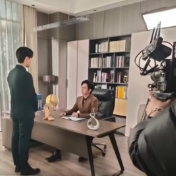 探秘“短剧梦工厂”:60余个写实场景,9个剧组同场“飙戏”