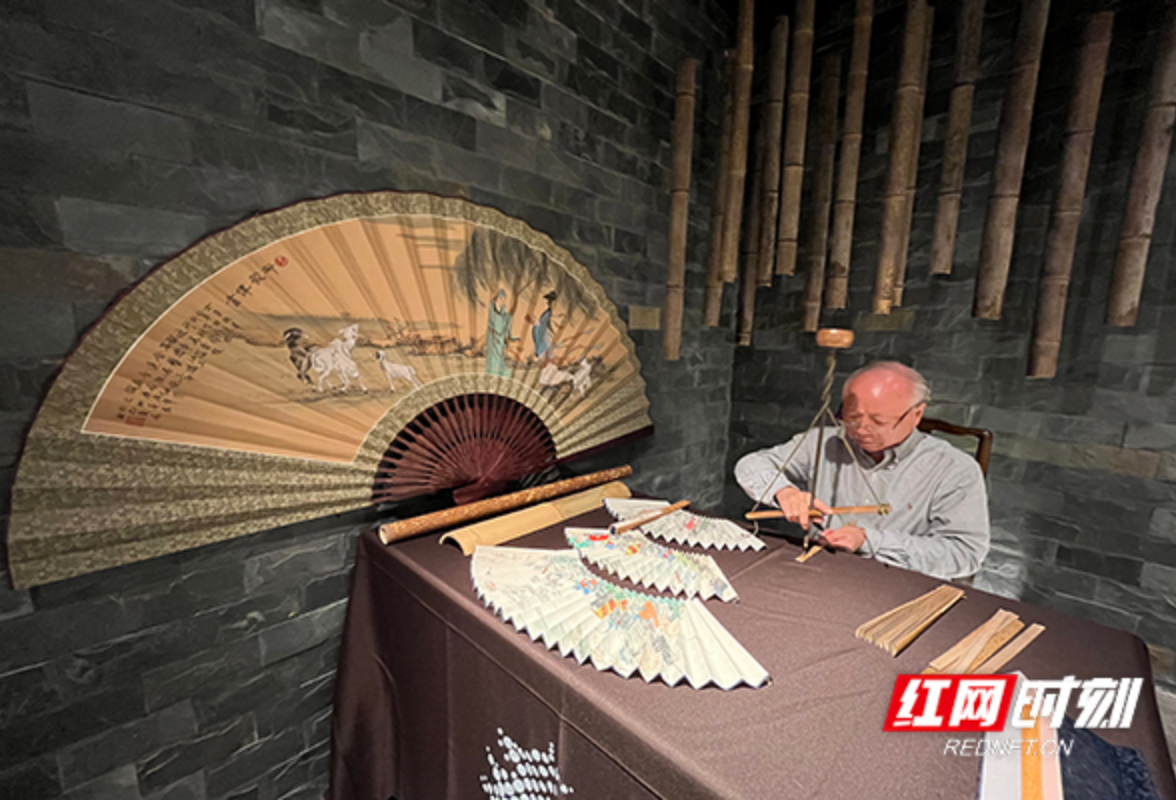 Craftsmen from Dongting Lake | the inheritor of Yuezhou fan, Liu Wenzheng