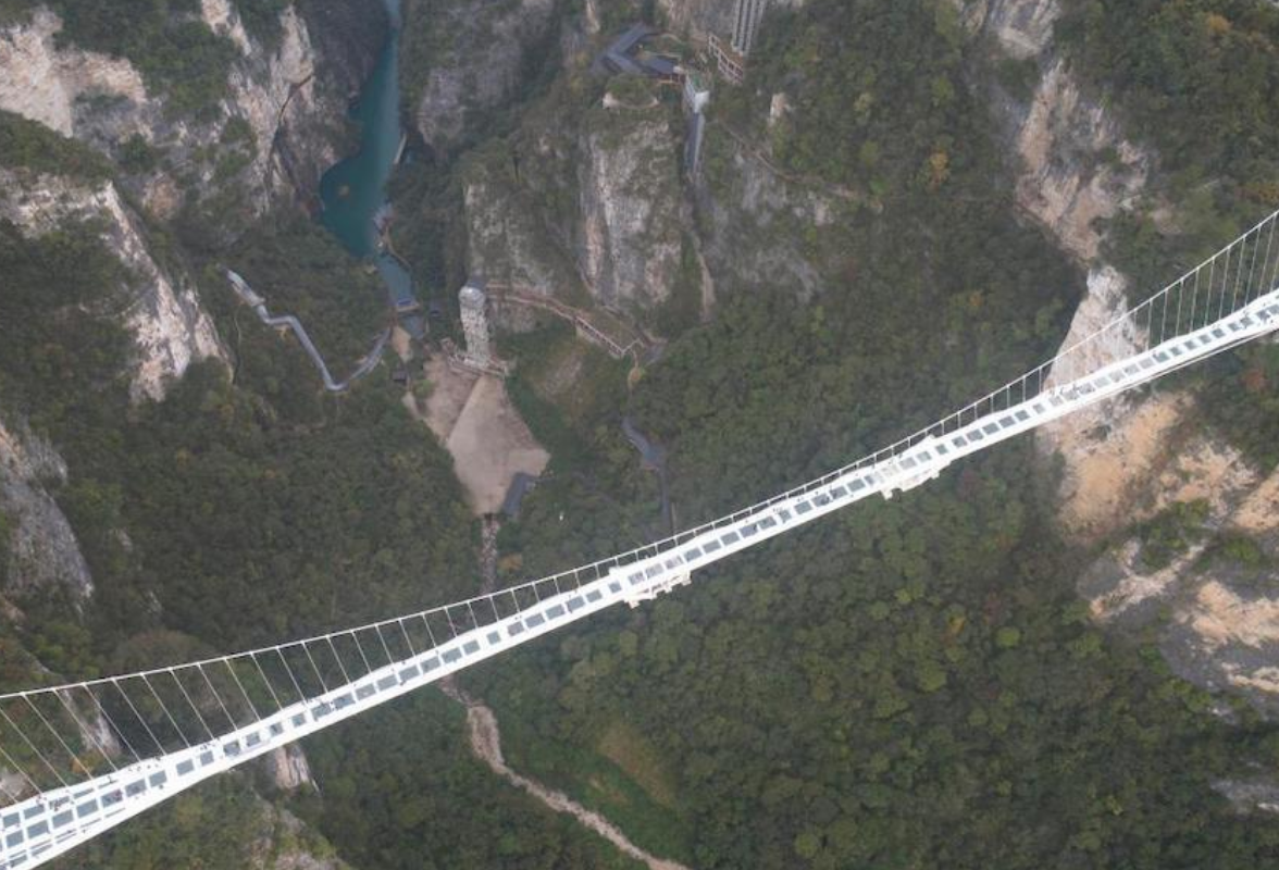 Zhangjiajie Hunan: Enjoy the scenery of mountains on a glass bridge 