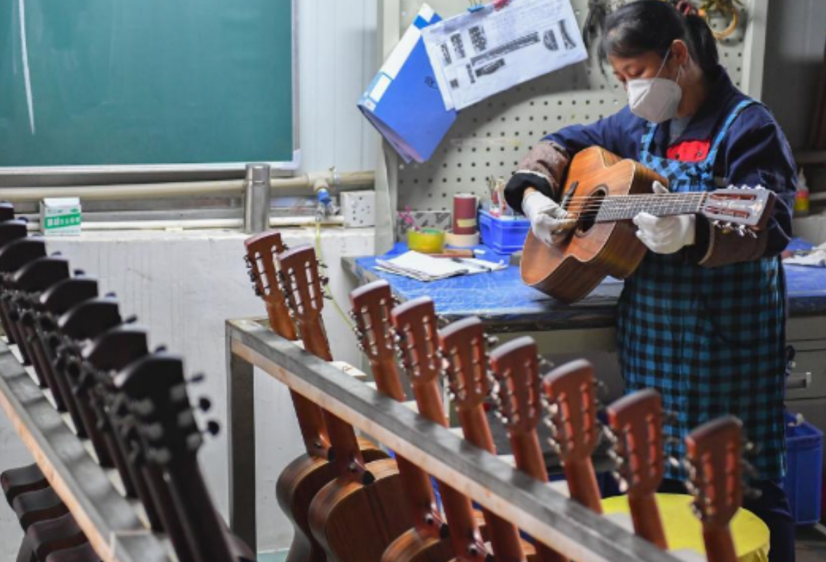 Hunan's Dong'an County boosts guitar industry in recent years