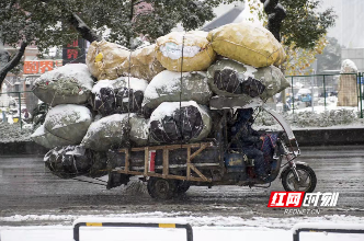 People on the road during the first snow in Changsha