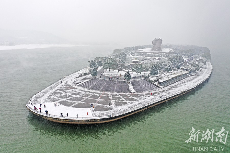 The photo, taken on December 26, shows the snow-covered Orange Isle in Changsha. Influenced by strong cold air, Changsha city proper greeted its first snowfall this winter that day. (Photos/Gu Pengbo, Hunan Daily)