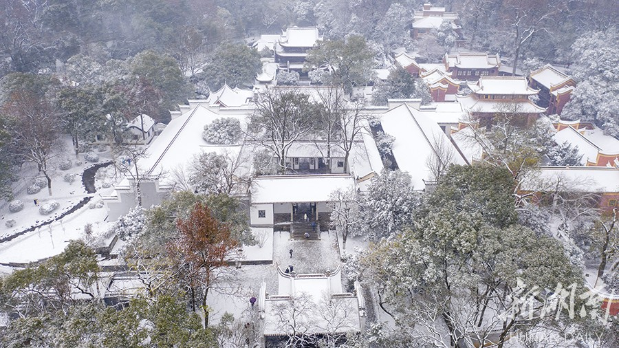 The photo, taken on December 26 evening, shows the snow scenery of Yuelu Academy, Changsha. Influenced by strong cold air, Changsha city proper greeted its first snowfall this winter that day. (Photo/Gu Pengbo, Hunan Daily)