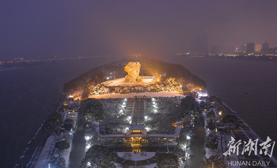The photo, taken on December 26 evening, shows the snow-covered Orange Isle in Changsha. Influenced by strong cold air, Changsha city proper greeted its first snowfall this winter that day. (Photo/Gu Pengbo, Hunan Daily)