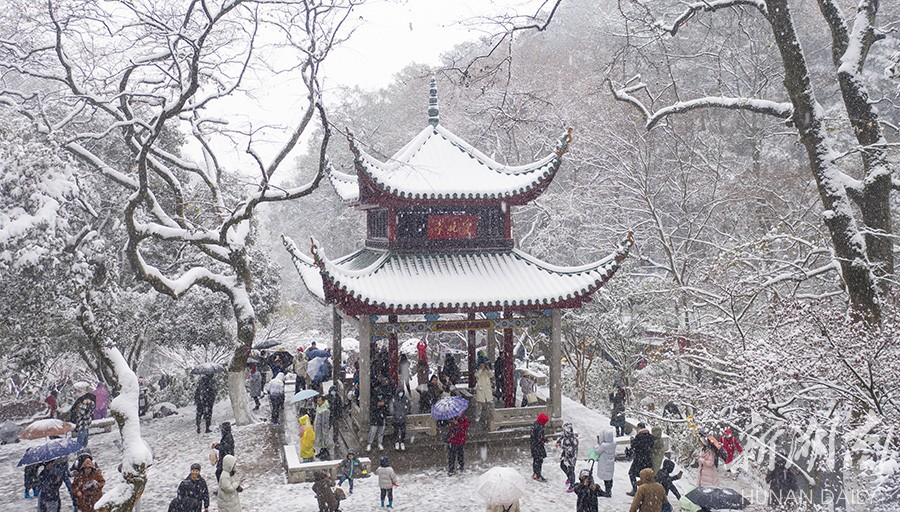 The photo, taken on December 26 evening, shows the snow scenery of Aiwan Pavilion on Yuelu Mountain, Changsha. Influenced by strong cold air, Changsha city proper greeted its first snowfall this winter that day. (Photo/Gu Pengbo, Hunan Daily)