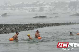 The winter swimming team in Taojiang