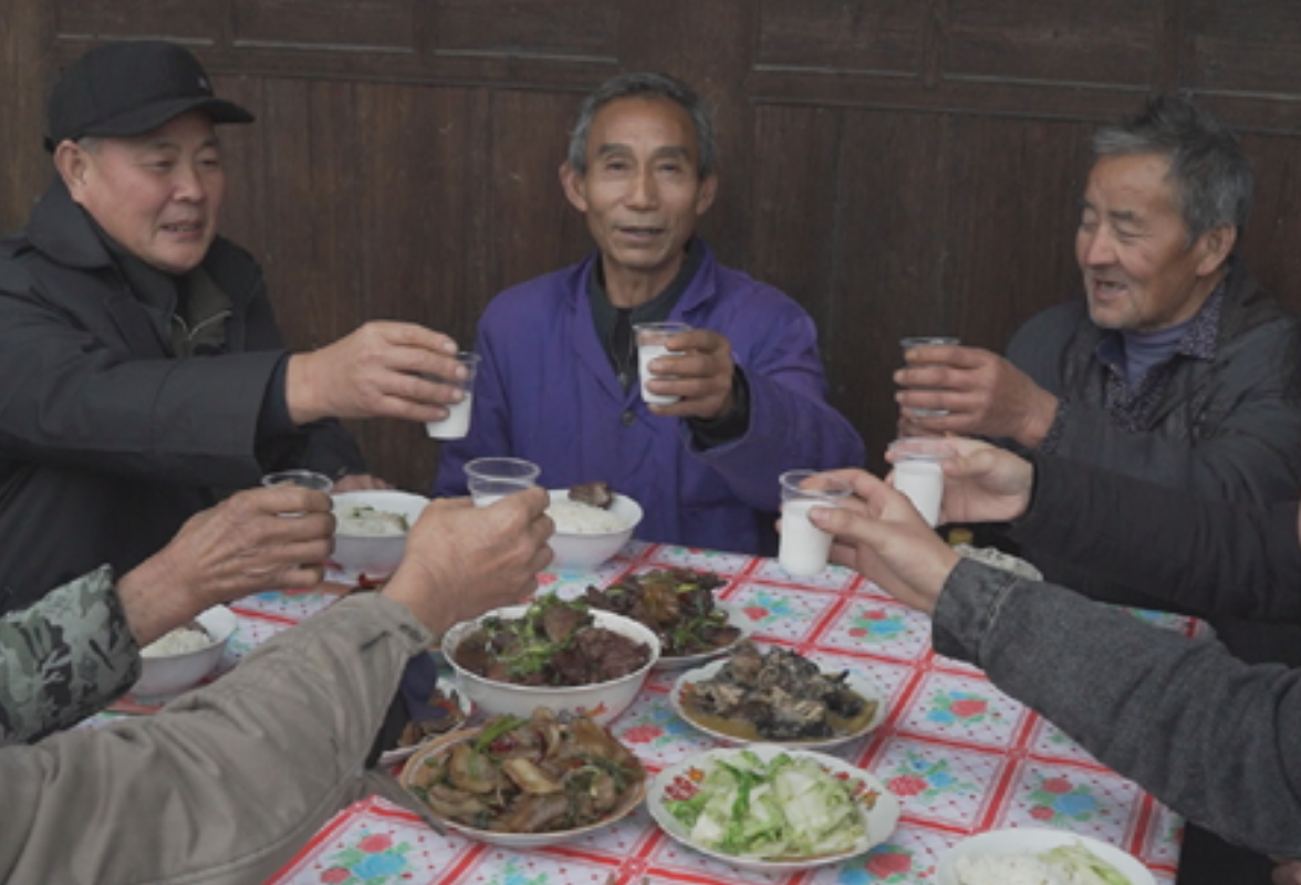 People from Hongjiang makes preparations for Spring Festival