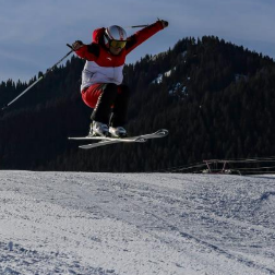  新疆大力发展冰雪运动——变“冷资源”为“热优势” 