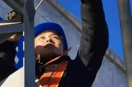 【新春走基层】夜空闪亮的星！铁路“蜘蛛人”负重20斤 寒夜高空检修作业