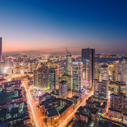 经济日报评论员：坚持中国道路迈向民族复兴——二论走好走稳五个“必由之路”