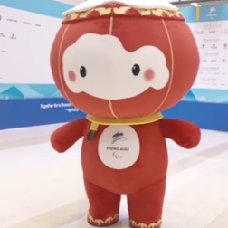 外国网友围观雪容融化妆：可爱又精致！