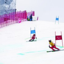 高山滑雪，巾帼展风采 