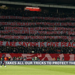 塞尔维亚球迷拉横幅细数美国北约轰炸或挑起战争的国家和地区 