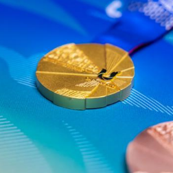 成都大运会奖牌“蓉光”全球首发亮相