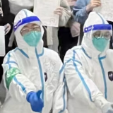 退“疫”回家啦!上海纪念路方舱医院首批59名患者康复出院