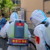 物流司机带着棉被保供:“难熬那是肯定的,但必须坚持”