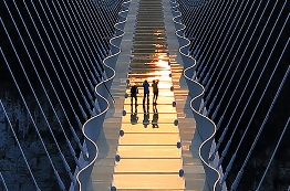 双语·每日壁纸丨At Zhangjiajie Glass Bridge, take a walk on the clouds