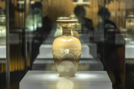 Exhibition of single-colored glazed porcelain wares (till Dec. 30, 2023)