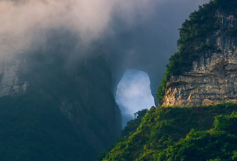 双语·每日壁纸丨张家界天门洞：世界海拔最高的天然穿山溶洞